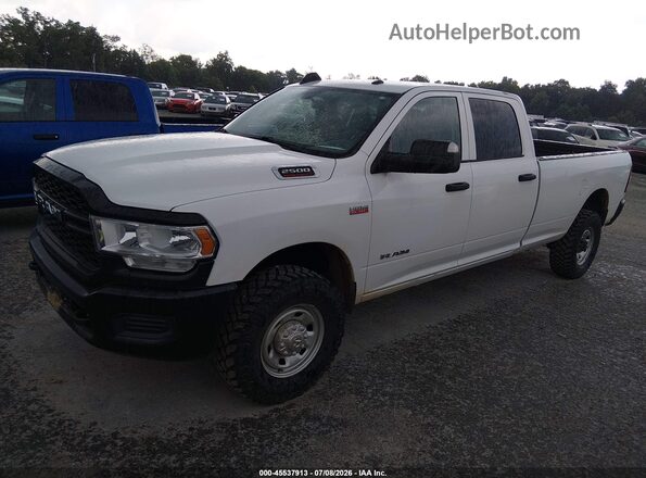 3C6UR5HJ5LG236829 2020 RAM 2500 White წინა მარცხენა ხედი სამი მეოთხედიდან