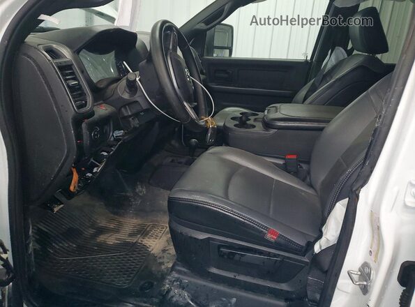 3C6UR5HJ9RG387939 2024 RAM 2500 White წინა სალონის ხედი