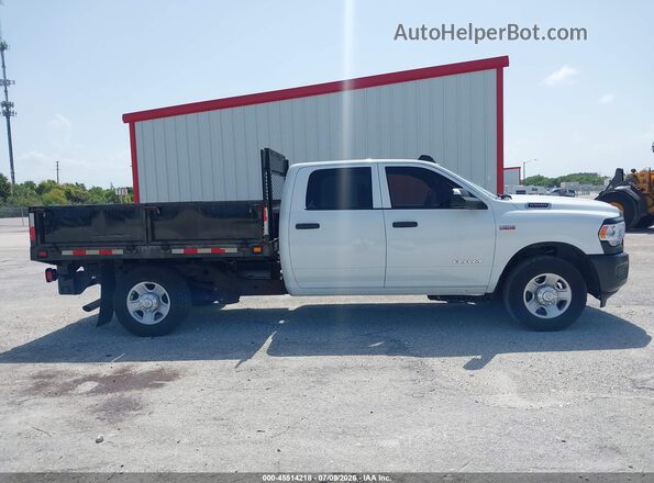 3C7WR4HJ3NG296562 2022 RAM 2500 White Rear interior view