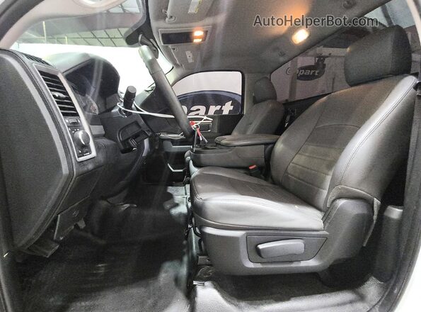3C7WR8AL3HG677982 2017 RAM 3500 White Front interior view