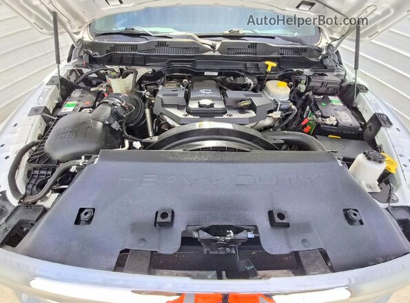 3C7WR8AL3HG677982 2017 RAM 3500 White Rear interior view
