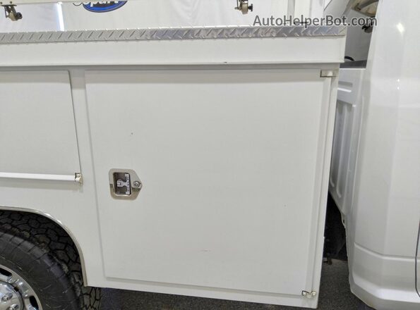 3C7WR8AL3HG677982 2017 RAM 3500 White Rear seats view