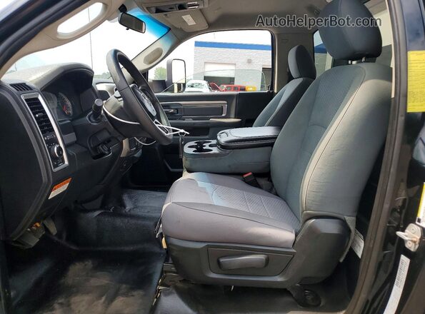 3C7WRMDL9JG335463 2018 RAM 5500 Black Front interior view