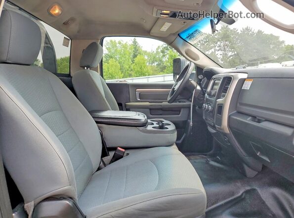 3C7WRMDL9JG335463 2018 RAM 5500 Black Rear seats view