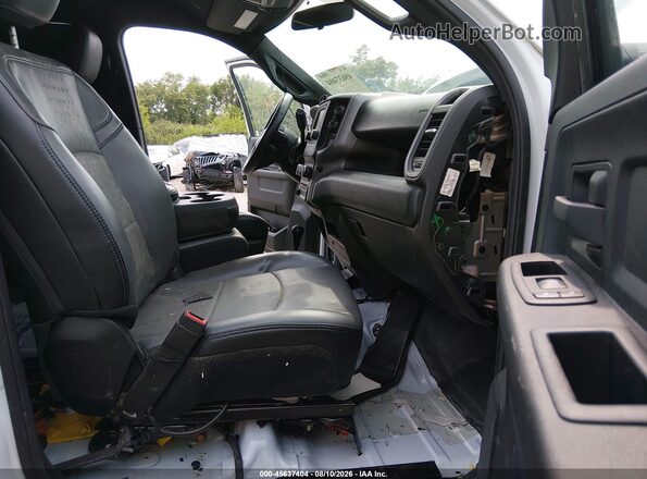 3C7WRTCL8RG345294 2024 RAM 3500 CHASSIS White Front interior view