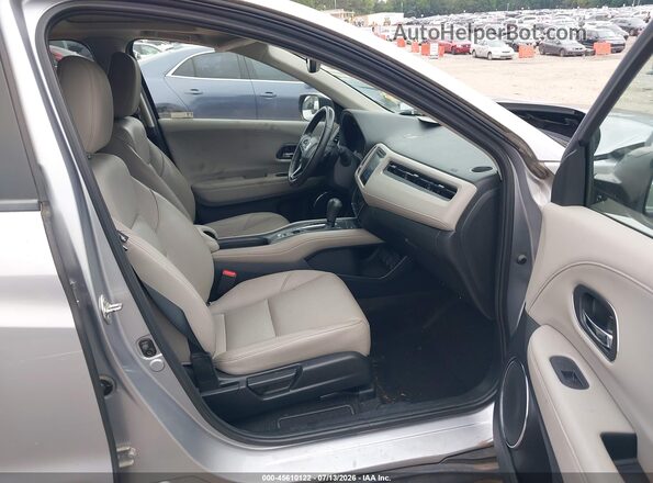 3CZRU6H70JM716583 2018 HONDA HR-V Silver Front interior view