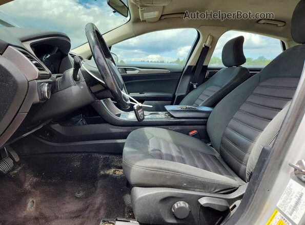 3FA6P0G77HR106715 2017 FORD FUSION Серебряный Вид салона спереди
