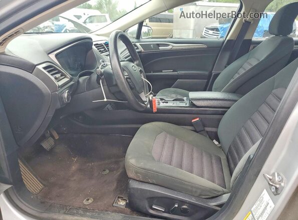 3FA6P0H79HR111302 2017 FORD FUSION Серебряный Вид салона спереди