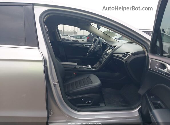3FA6P0HD8HR353908 2017 FORD FUSION Серебряный Вид салона спереди