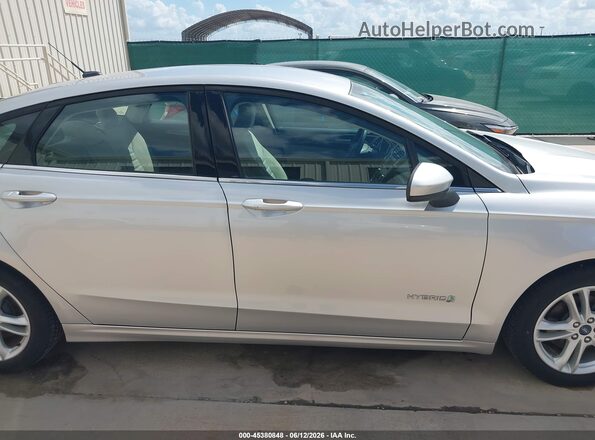 3FA6P0UU8JR100549 2018 FORD FUSION HYBRID Серебряный Вид задней части салона