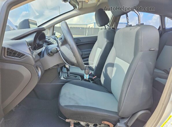 3FADP4AJ0HM152810 2017 FORD FIESTA Белый Вид салона спереди
