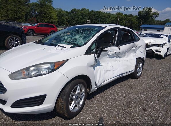 3FADP4BJ1HM131107 2017 FORD FIESTA Белый Вид спереди