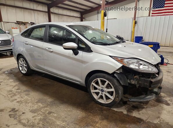 3FADP4BJ3JM123337 2018 FORD FIESTA Серебряный Передняя правая четверть