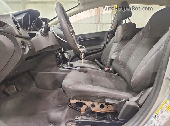 3FADP4BJ3JM123337 2018 FORD FIESTA Серебряный Вид салона спереди
