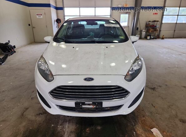 3FADP4BJ4JM132922 2018 FORD FIESTA White Front view