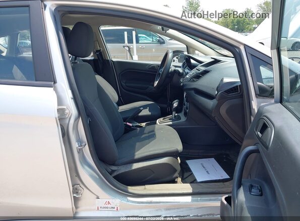 3FADP4EJ1JM127530 2018 FORD FIESTA Серебряный Вид салона спереди