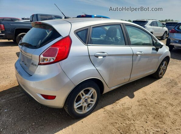 3FADP4EJ2JM122112 2018 FORD FIESTA Silver Tył prawy