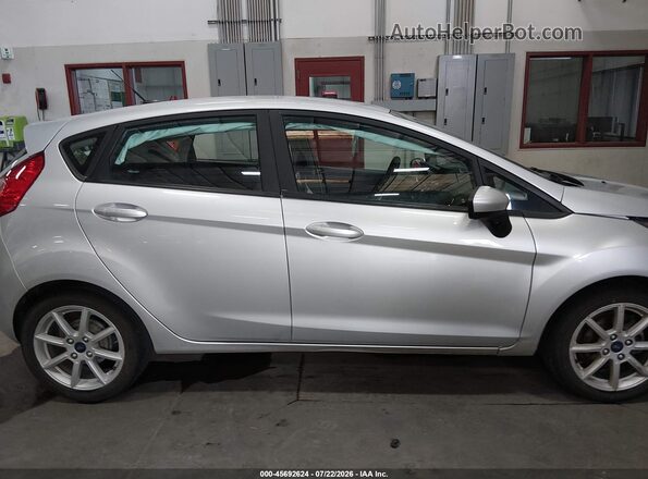 3FADP4EJ8HM136378 2017 FORD FIESTA Silver Rear interior view