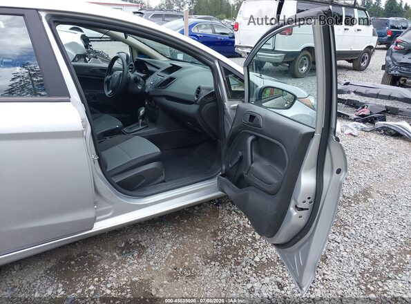 3FADP4TJ2JM132741 2018 FORD FIESTA Серебряный Вид салона спереди