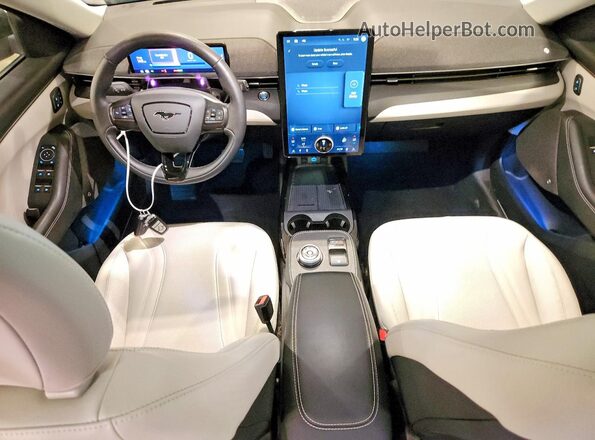 3FMTK3SUXMMA38875 2021 FORD MACH Синий Вид панели приборов