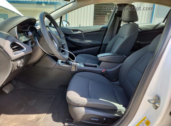 3G1BE6SM6JS611702 2018 CHEVROLET CRUZE White Front interior view