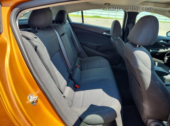 3G1BE6SMXHS558111 2017 CHEVROLET CRUZE Orange Widok tylnych siedzeń