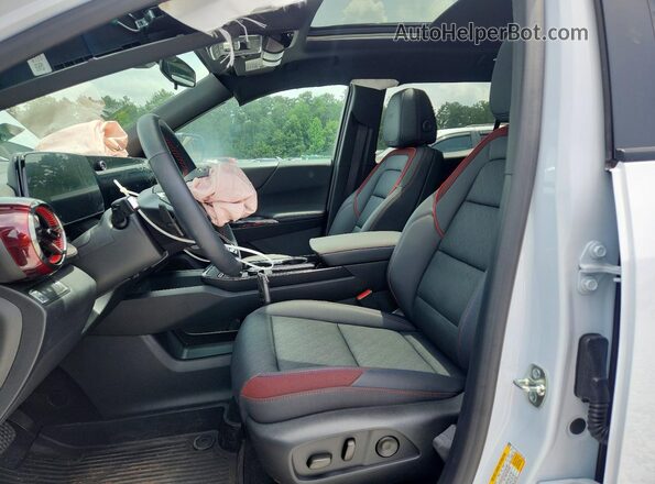 3GNAXLEG7TL467101 2026 CHEVROLET EQUINOX White Widok wnętrza z przodu