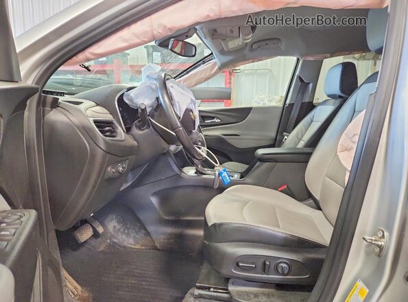 3GNAXPEX8LS562876 2020 CHEVROLET EQUINOX Серебряный Вид салона спереди