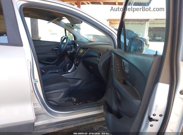 3GNCJKSB2JL302986 2018 CHEVROLET TRAX Серебряный Вид салона спереди