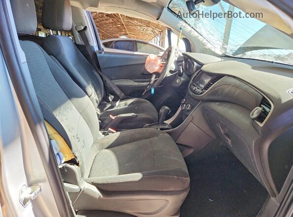 3GNCJKSB2LL285948 2020 CHEVROLET TRAX Silver Widok wnętrza z przodu
