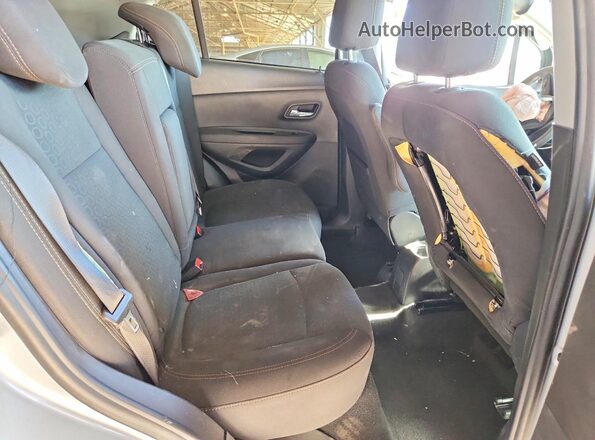 3GNCJKSB2LL285948 2020 CHEVROLET TRAX Silver Widok tylnych siedzeń
