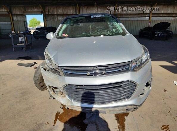 3GNCJKSB2LL285948 2020 CHEVROLET TRAX Silver Widok z przodu