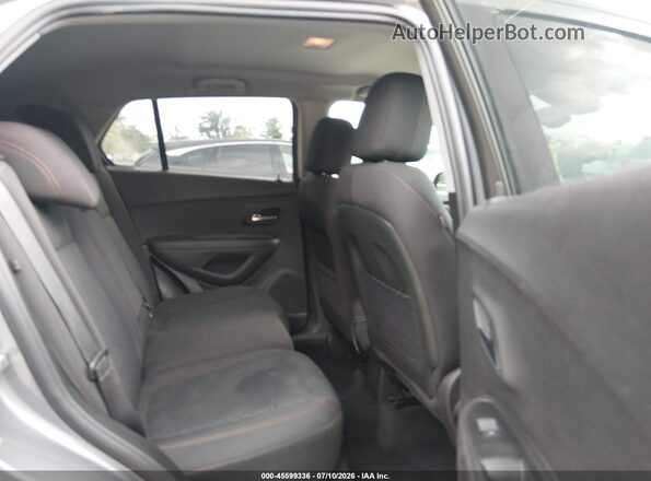 3GNCJKSB6LL214560 2020 CHEVROLET TRAX Gray Widok naklejki z numerem VIN