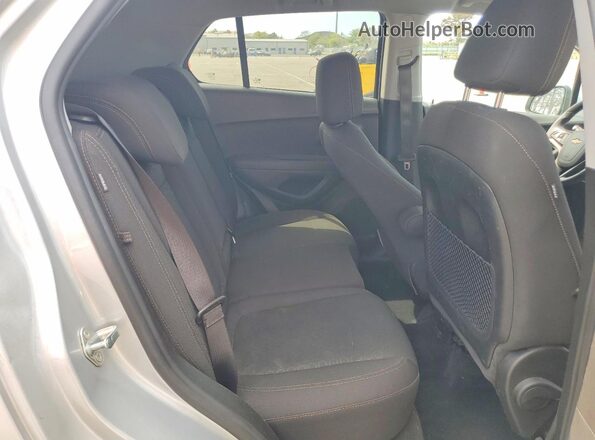 3GNCJKSB6LL318014 2020 CHEVROLET TRAX Silver Вид задньої частини салону