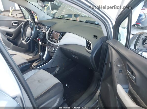 3GNCJKSB7LL292443 2020 CHEVROLET TRAX Gray Widok wnętrza z przodu