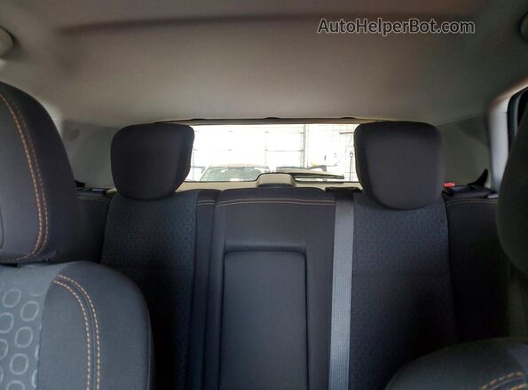 3GNCJKSB8LL152126 2020 CHEVROLET TRAX Gray Widok tylnych siedzeń