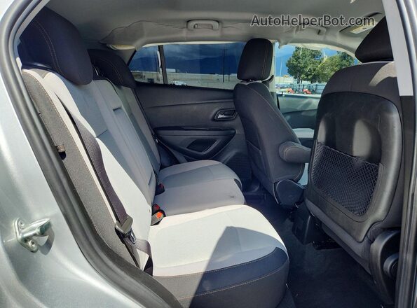 3GNCJKSB8LL299336 2020 CHEVROLET TRAX Silver უკანა სავარძლების ხედი
