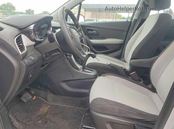 3GNCJKSB8LL341875 2020 CHEVROLET TRAX Silver Front interior view