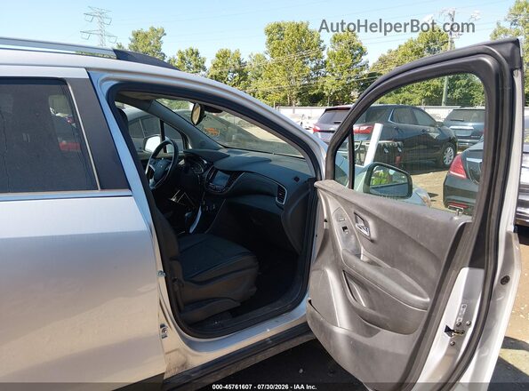 3GNCJLSB7LL207915 2020 CHEVROLET TRAX Серебряный Вид салона спереди
