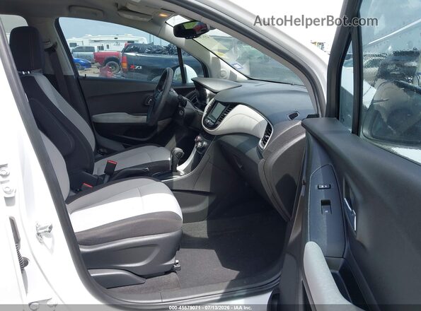 3GNCJLSB8JL258109 2018 CHEVROLET TRAX White Front interior view