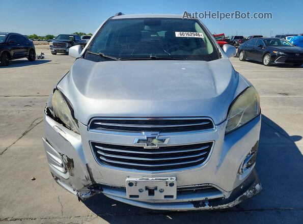 3GNCJPSB3GL157060 2016 CHEVROLET TRAX Серебряный Вид спереди