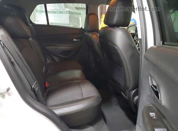 3GNCJPSB5KL353901 2019 CHEVROLET TRAX White Widok wnętrza z tyłu