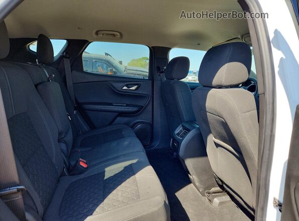 3GNKBCRS4MS574325 2021 CHEVROLET BLAZER White Widok wnętrza z tyłu