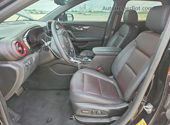 3GNKBERS9PS100774 2023 CHEVROLET BLAZER Черный Вид салона спереди