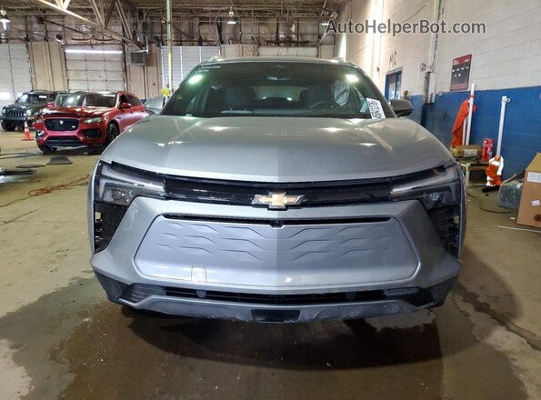 3GNKDGRJ5SS170696 2025 CHEVROLET BLAZER Серебряный Вид спереди