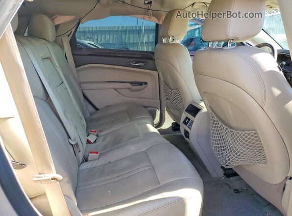 3GYFNBE39GS547386 2016 CADILLAC SRX Gold Widok wnętrza z tyłu