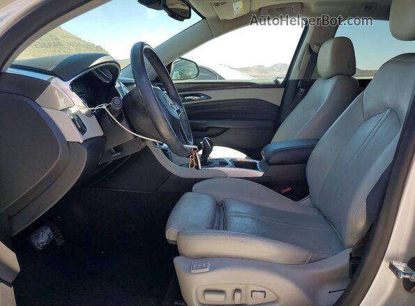 3GYFNBE3XGS567517 2016 CADILLAC SRX Серебряный Вид салона спереди