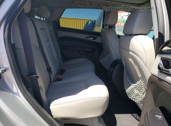 3GYFNBE3XGS567517 2016 CADILLAC SRX Серебряный Вид задней части салона