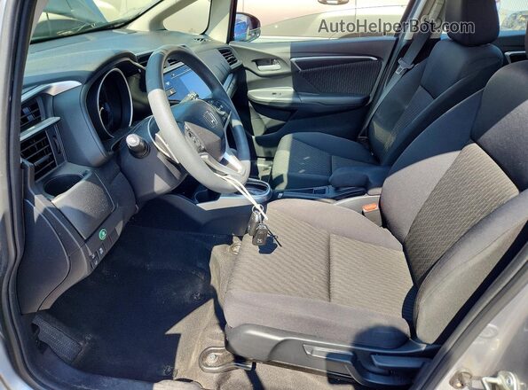 3HGGK5H88JM714328 2018 HONDA FIT Silver Вид салону спереду