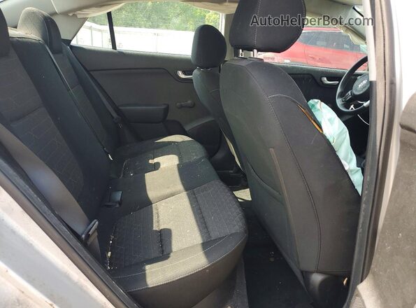 3KPA24AB2JE046962 2018 KIA RIO Silver უკანა სავარძლების ხედი